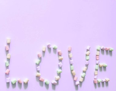 Yazıt aşk. Marshmallow. düz lay Saint Valentine's. üstten görünüm aşk. pastel tonları. kopya alanı