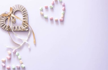 Mutlu sevgililer günü aşk işareti sembolü. En az düz tasarımı. Tatlı yiyecek. Pembe bir arka plan. kopya alanı. yukarıdan görüntüleyin. Gün aşkın.