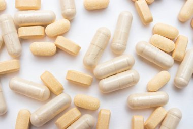 Tıp sarı hapları veya kapsül üzerinde beyaz arka plan yakın çekim. Vitamin ilaç reçete ilaç tedavisi için. İlaç, tedavi sağlık için bir kap içinde. Antibiyotik