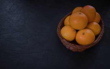 Mandalina sepet, karanlık bir arka plan üzerinde Noel dekor içinde. Tatil kavramı. Yukarıdan görüntüleyin. Karanlık rustik tarzı. metnin altında boşluk.