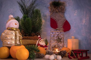 Noel ve yeni yıl ile kompozisyon bir mum, mandalina ve Noel süsleri, çam kozalakları metni için bir yer. tatil yeni yıl bileşimi. Kartpostal.