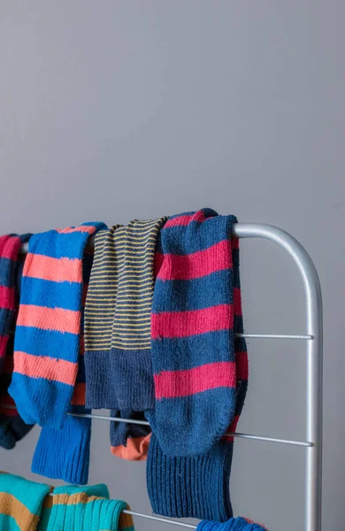 Renkli çorap kurutucu yakın çekim.