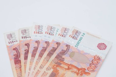 Studio görüntü 5000 ruble. beş bin nakit Rusya Federasyonu makronun Rus para birimi. Kırmızı Not.