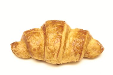 beyaz bir arka plan üzerinde taze kruvasan. taze ekmek.