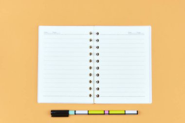 Not etmek için metin kopya alanı pembe tablo. Eğitim ve office kavramı