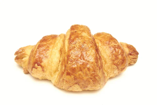 beyaz bir arka plan üzerinde taze kruvasan. taze ekmek.