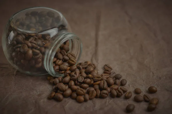 Kupie Ziaren Kawy Wysypują Się Może Kawowym Kolorze Papieru Przekrój — Zdjęcie stockowe