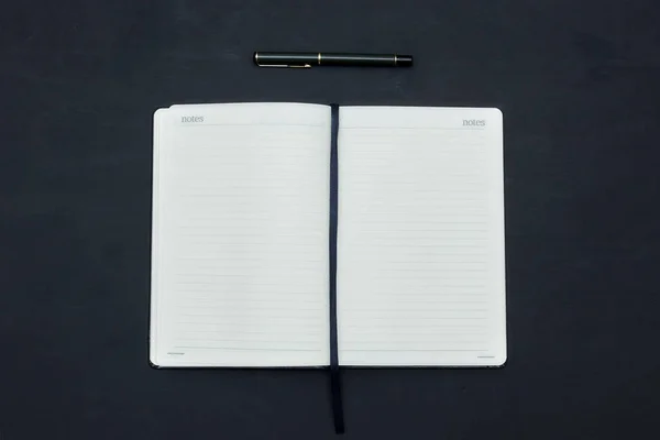Mesa Escura Escritório Layout Livreto Vazio Brochura Diário Modelo Design — Fotografia de Stock
