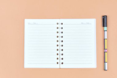 Pembe Resepsiyon, renk arka plan beyaz boş not defteri sayfa. Üstten Görünüm, metin için boş yer.