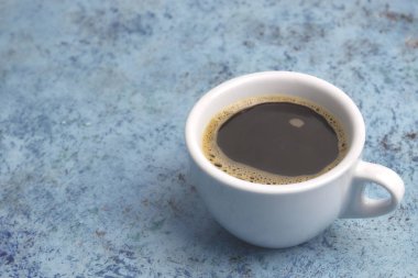 beyaz fincan kahve masada. yukarıdan görüntüleyin. metin için yer.