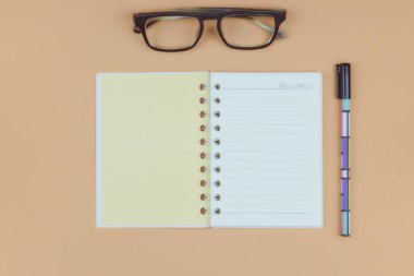 Office Masaüstü yeni yıl domuz, beyaz tilki, defter, kalem nazik bir arka plan rengi üzerinde. Kopya ile üstten görünüm