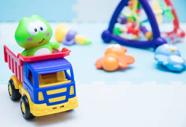 Детские Игрушки Маленький Автомат Детей Игра Мат Детскими Игрушками — стоковое фото