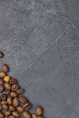 kahve çekirdekleri arka köşesinde gevşek. karanlık bir arka plan üzerinde. yukarıdan görüntüleyin. kopya alanı.