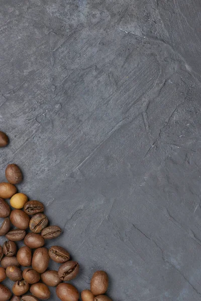 kahve çekirdekleri arka köşesinde gevşek. karanlık bir arka plan üzerinde. yukarıdan görüntüleyin. kopya alanı.