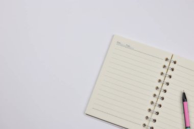 günlük işlerinizi kayıt kavramı. Beyaz bir arka plan üstünde not etmek. Kopya alan düzeni