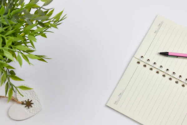 günlük işlerinizi kayıt kavramı. Beyaz bir arka plan üstünde not etmek. Kopya alan düzeni