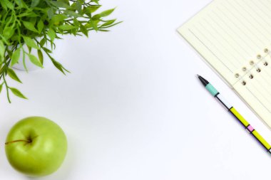 günlük işlerinizi kayıt kavramı. Beyaz bir arka plan üstünde not etmek. Kopya alan düzeni