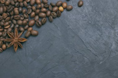 kahve çekirdekleri arka köşesinde gevşek. karanlık bir arka plan üzerinde. yukarıdan görüntüleyin. kopya alanı.