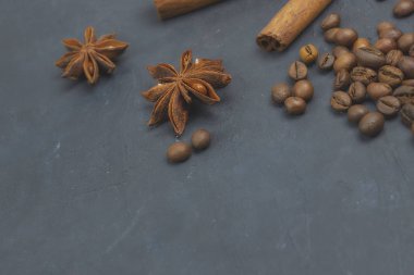 kahve çekirdekleri arka köşesinde gevşek. karanlık bir arka plan üzerinde. yukarıdan görüntüleyin. kopya alanı.