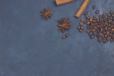 kahve çekirdekleri arka köşesinde gevşek. karanlık bir arka plan üzerinde. yukarıdan görüntüleyin. kopya alanı.