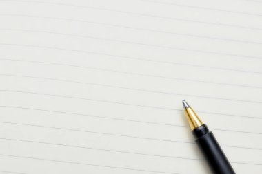 Okul, eğitim - kavramı bir tükenmez kalem yakın çekim ve kompozisyon bir kitap yeni akademik öğretim yılı arka planı hazırlıkları. Düzen kopya alanı
