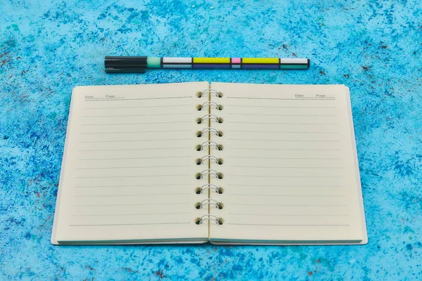 Σημειωματάριο (Notepad) για κείμενο σε ένα παστέλ χρώμα τραπέζι με ένα αντίγραφο. Η έννοια της Παιδείας και το γραφείο. — Φωτογραφία Αρχείου