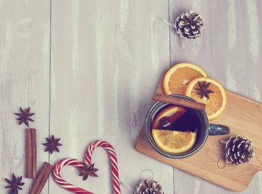 Tarçın ve turuncu bir rustik beyaz tablo ile ısınma çay seramik bir fincan. kopya alanı. yukarıdan görüntülemek.