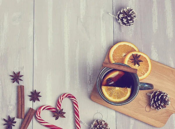 Tarçın ve turuncu bir rustik beyaz tablo ile ısınma çay seramik bir fincan. kopya alanı. yukarıdan görüntülemek.