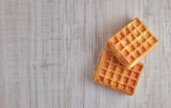 Tatlı taze Viyana waffle üstten görünüm. ahşap bir masaya izole. Kahvaltı için kopya alanı hamur işleri.