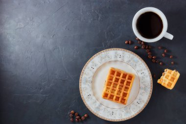 Ev yapımı kahvaltı, taş siyah tablo. Viyana waffle, kahve, kahve çekirdekleri, üstten görünüm, kopya alanı dağınık