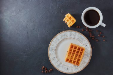 Ev yapımı kahvaltı, taş siyah tablo. Viyana waffle, kahve, kahve çekirdekleri, üstten görünüm, kopya alanı dağınık