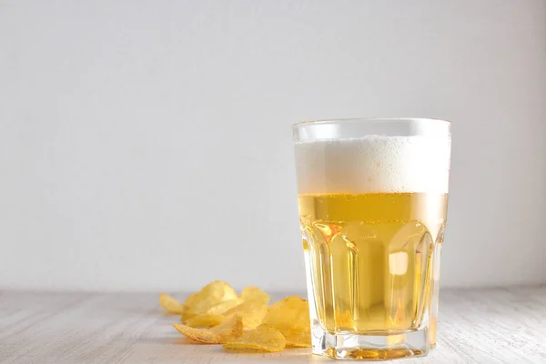 bir bardak soğuk, buğday, hafif bira masaya dağınık fiş ile. kopya alanı.