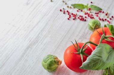 Ahşap masa üzerinde taze kırmızı sebze. sebze, domates, brokoli bileşimi. Retro tarzı.