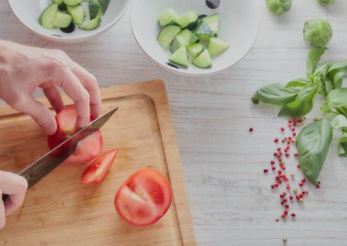 İnsan mutfak pişirme sebze salatası eller. sağlıklı gıda. Vejetaryen gıda.