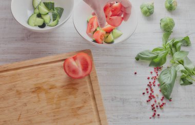İnsan mutfak pişirme sebze salatası eller. sağlıklı gıda. Vejetaryen gıda.