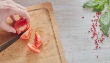 İnsan mutfak pişirme sebze salatası eller. sağlıklı gıda. Vejetaryen gıda.