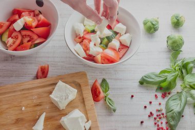 İnsan mutfak pişirme sebze salatası eller. sağlıklı gıda. Vejetaryen gıda.