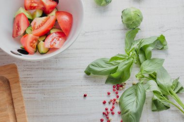 yemek sebze salata mutfakta. sağlıklı beslenme. Vejetaryen yiyecekler. Mutfak masası çalışma hedefler. taze ürün kümesi.