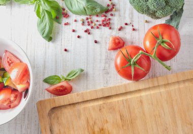 yemek sebze salata mutfakta. sağlıklı beslenme. Vejetaryen yiyecekler. Mutfak masası çalışma hedefler. taze ürün kümesi.