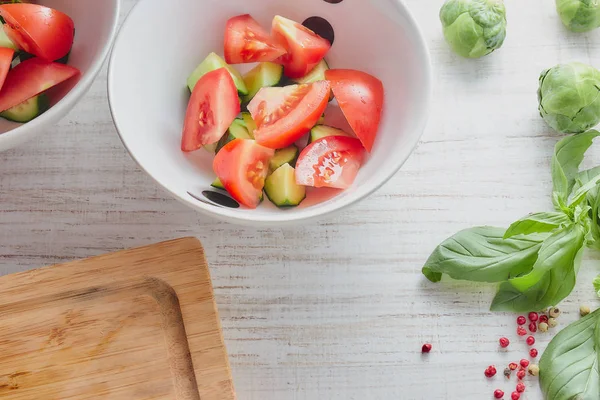 yemek sebze salata mutfakta. sağlıklı beslenme. Vejetaryen yiyecekler. Mutfak masası çalışma hedefler. taze ürün kümesi.