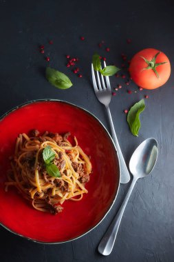 İtalyan makarna bolognaise. Yukarıdan görüntüleyin. İtalyan ev yemekleri.
