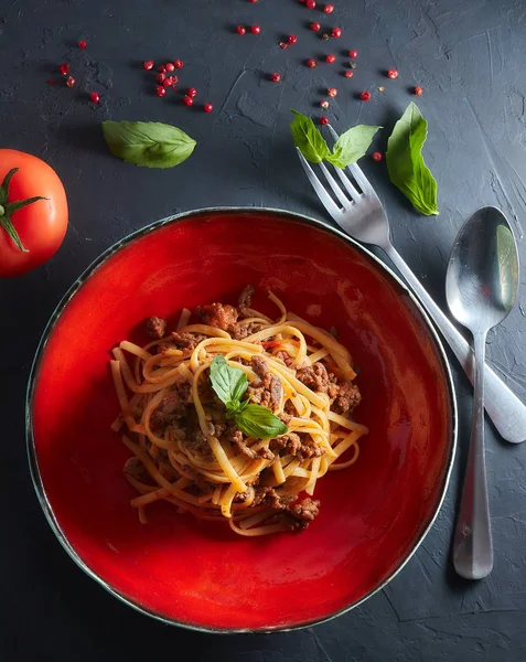 İtalyan makarna bolognaise. Yukarıdan görüntüleyin. İtalyan ev yemekleri.