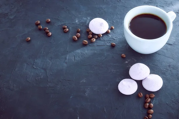 Café Aromático Matutino Con Merengue Horno Sobre Hormigón Negro Vista — Foto de Stock