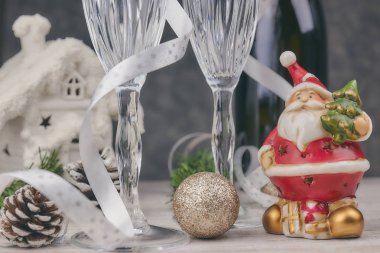 Noel süslemeleri ile kompozisyon. Boş şampanya bardağı. Yeni yıl, tablo tema. Yatay görünüm. Noel kartpostalı.