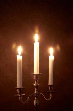 mum ışığında gece sessiz ev ortamı. Beyaz mumları yanık içinde belgili tanımlık karanlık.