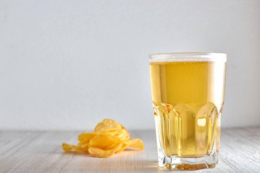 bir bardak soğuk, buğday, hafif bira masaya dağınık fiş ile. kopya alanı.