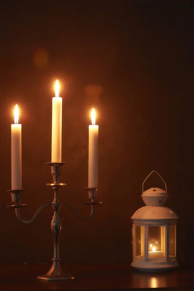 mum ışığında gece sessiz ev ortamı. Beyaz mumları yanık içinde belgili tanımlık karanlık.