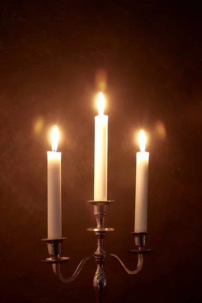 mum ışığında gece sessiz ev ortamı. Beyaz mumları yanık içinde belgili tanımlık karanlık.