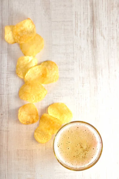 Glass Cold Light Beer Chips Scattered Table Copy Space View — Stock Photo, Image