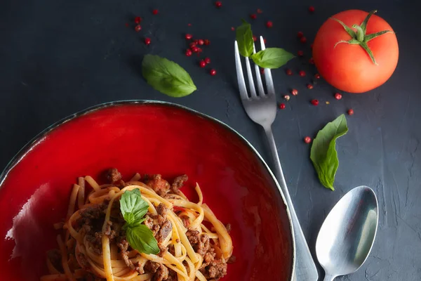 İtalyan makarna bolognaise. Yukarıdan görüntüleyin. İtalyan ev yemekleri.